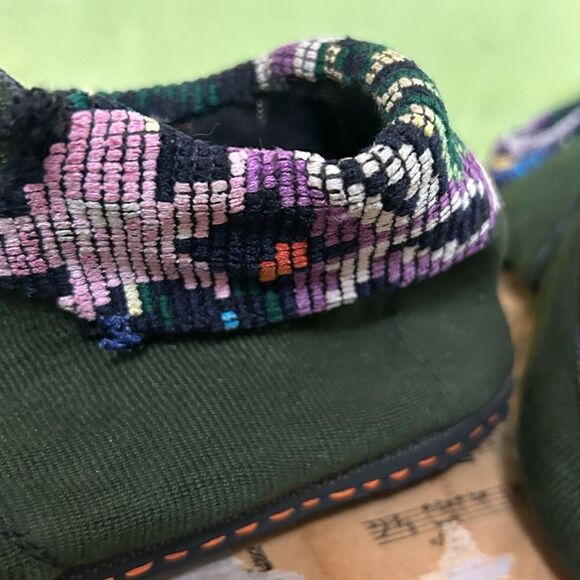 Embroidered Green Women's Shoes tagged as 8.5, but fit more like a 9 or 9.5 - Picture 4 of 16